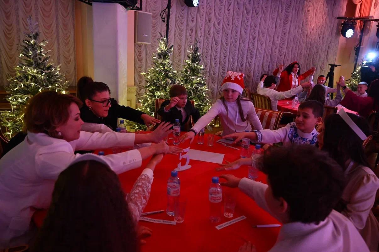 Губернатор Алексей Текслер провел новогодний прием для юных талантов и детей участников СВО Губернатор Алексей Текслер провел новогодний прием для юных талантов и детей участников СВО