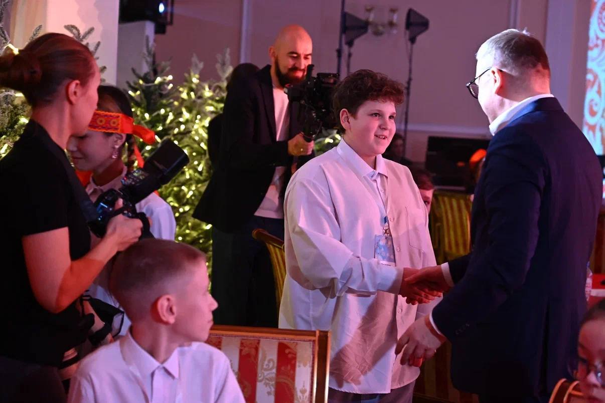 Губернатор Алексей Текслер провел новогодний прием для юных талантов и детей участников СВО Губернатор Алексей Текслер провел новогодний прием для юных талантов и детей участников СВО