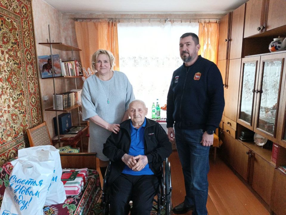 Глава Копейска поздравила ветерана ВОВ с наступающим Новым годом