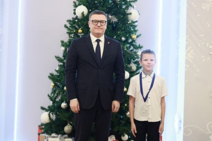 5 Алексей Текслер вручил медали школьникам, исправившим свои оценки на «отлично»