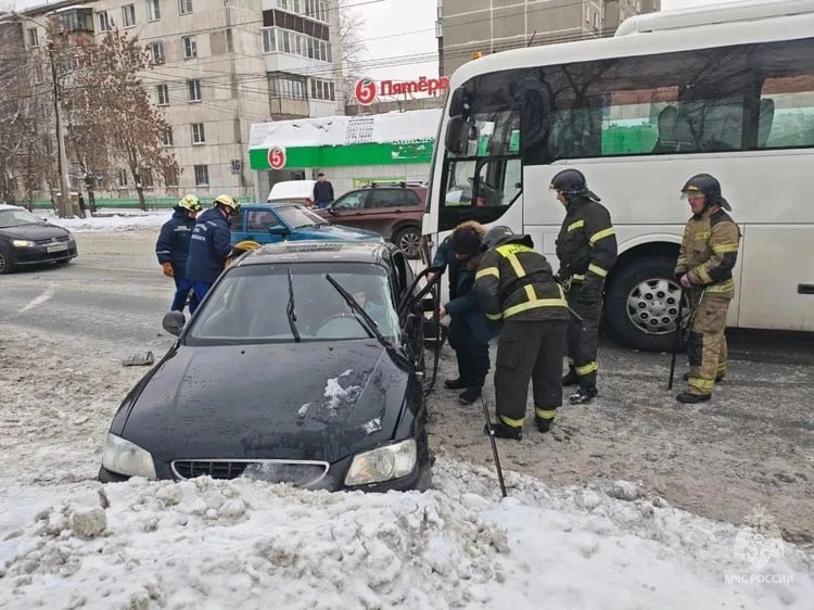 На улице Хлебозаводской в Челябинске произошла авария
