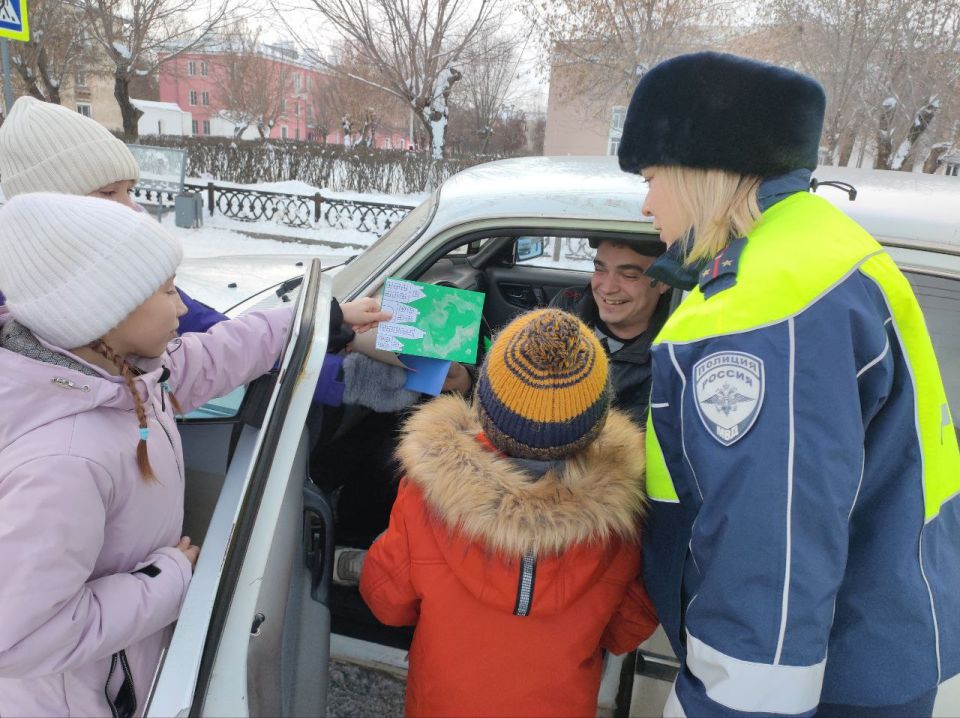 Полицейские Еманжелинска превратились в сказочных героев, чтобы поздравить детей и водителей с Новым годом