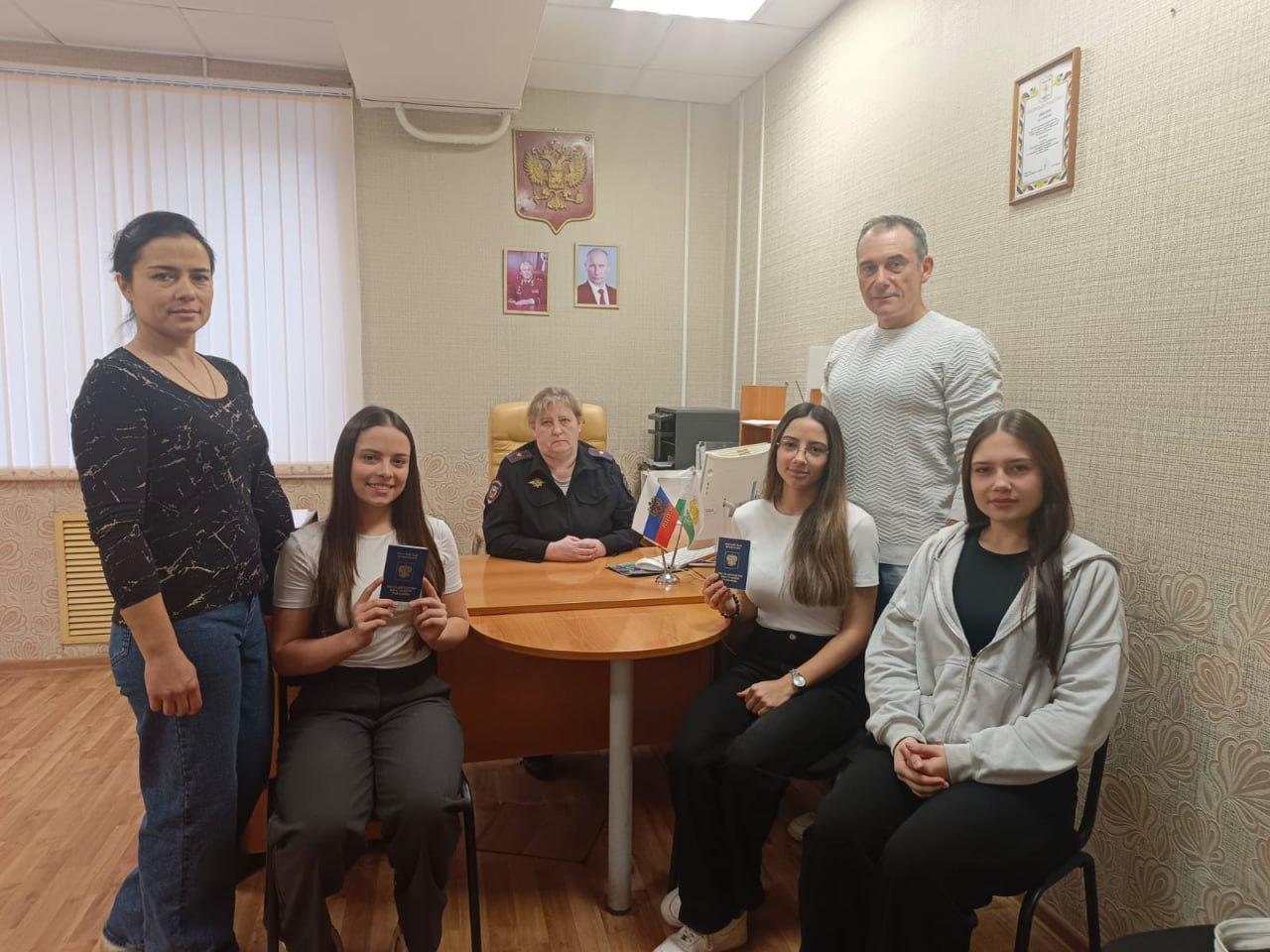 В Челябинской области полицейские выдали разрешения на временное проживание в Российской Федерации семье из Германии и гражданке США