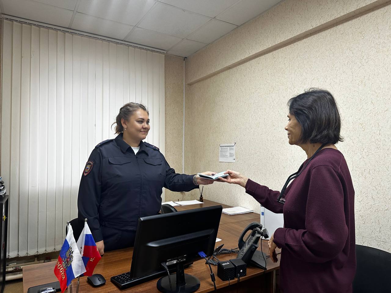 В Челябинской области полицейские выдали разрешения на временное проживание в Российской Федерации семье из Германии и гражданке США В Челябинской области полицейские выдали разрешения на временное проживание в Российской Федерации семье из Германии и гражданке США