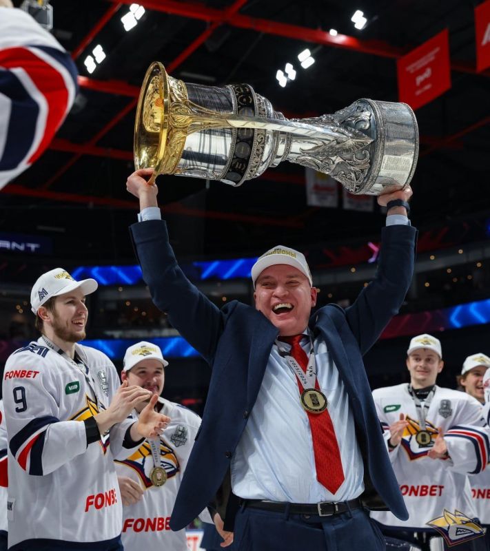 ХК «Металлург» продлил контракт с главным тренером Андреем Разиным