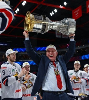 ХК «Металлург» продлил контракт с главным тренером Андреем Разиным