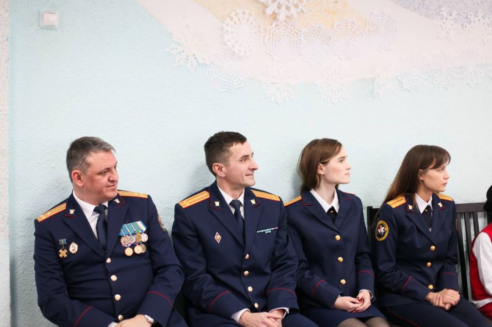 Офицеры регионального СК поздравили воспитанников социально-реабилитационного центра с наступающим Новым годом