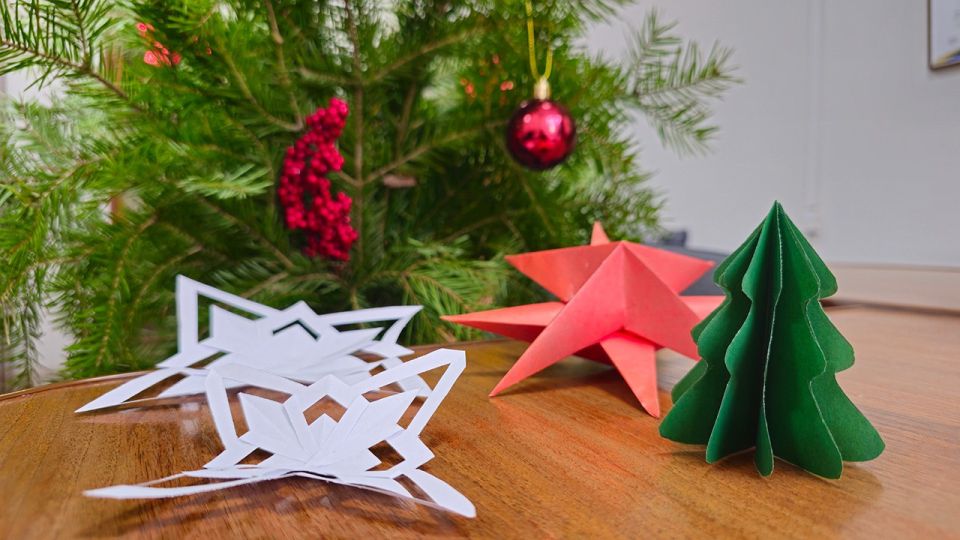 Ажурные и объемные: 3 варианта украшений из бумаги на Новый год