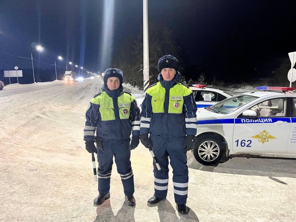 На трассе Челябинск – Троицк полицейские помогли водителю, застрявшему в снегу