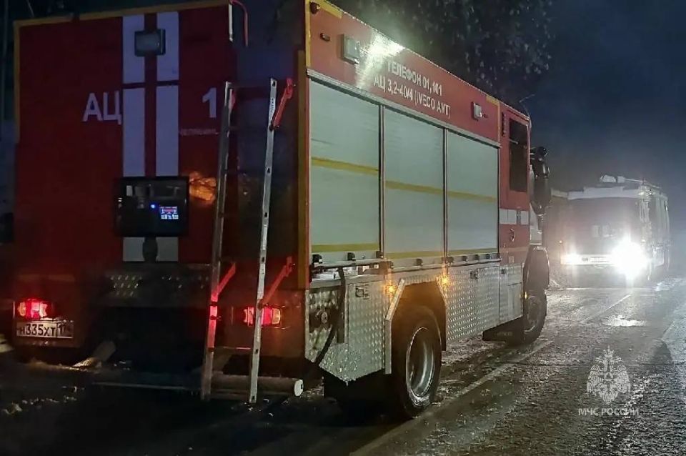 Пожарные нашли погибшего во время тушения коттеджа в Челябинске