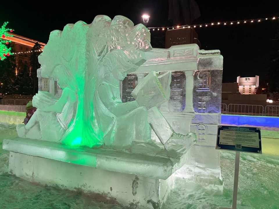 На одной из аллей ледового городка расположились 18 главных символов города Челябинска