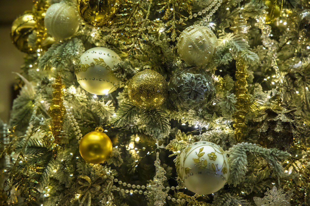 Первый замминистра транспорта Южного Урала вручил девочке-музыканту синтезатор