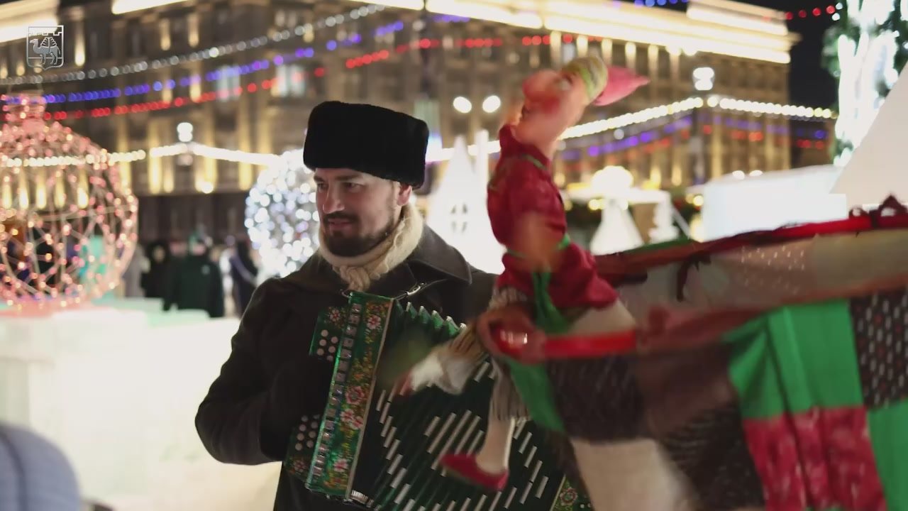Ледовый городок на площади Революции открыт и ждет всех в гости!