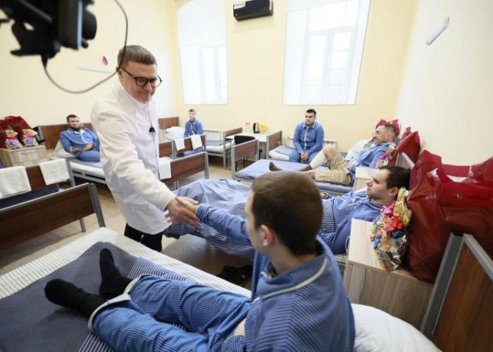 Алексей Текслер поздравил бойцов в окружном военном госпитале