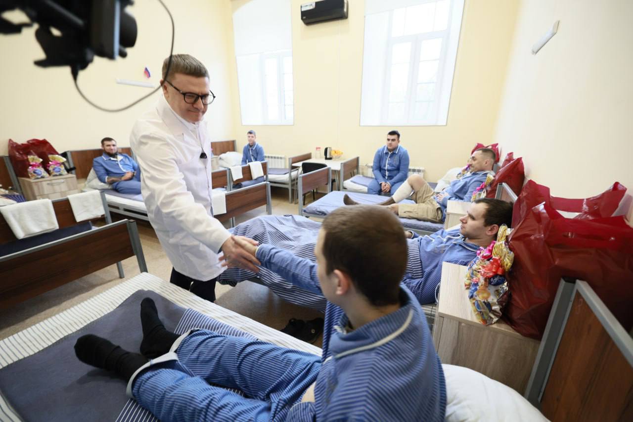 «Я держу все на контроле»: Алексей Текслер навестил раненых бойцов СВО перед Новым годом