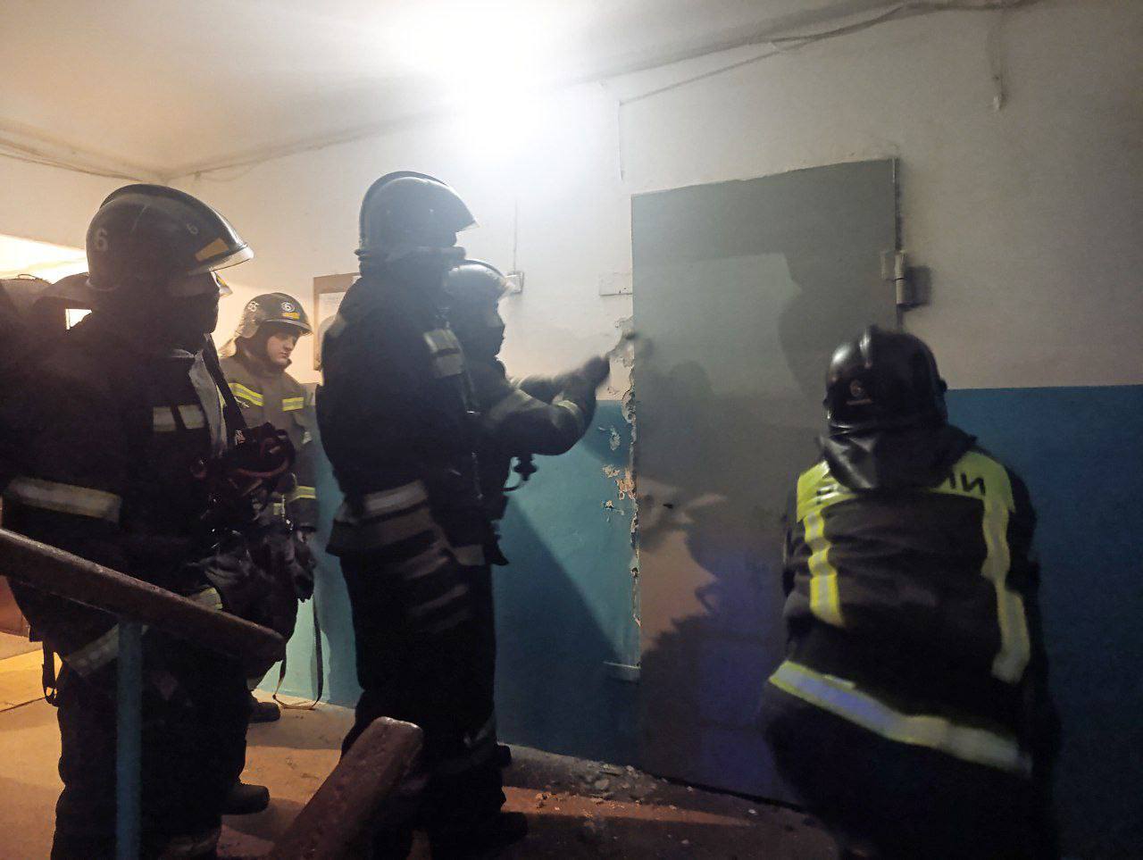 Сильное задымление: в Челябинске три пожарные приехали к девятиэтажке в Ленинском районе Сильное задымление: в Челябинске три пожарные приехали к девятиэтажке в Ленинском районе