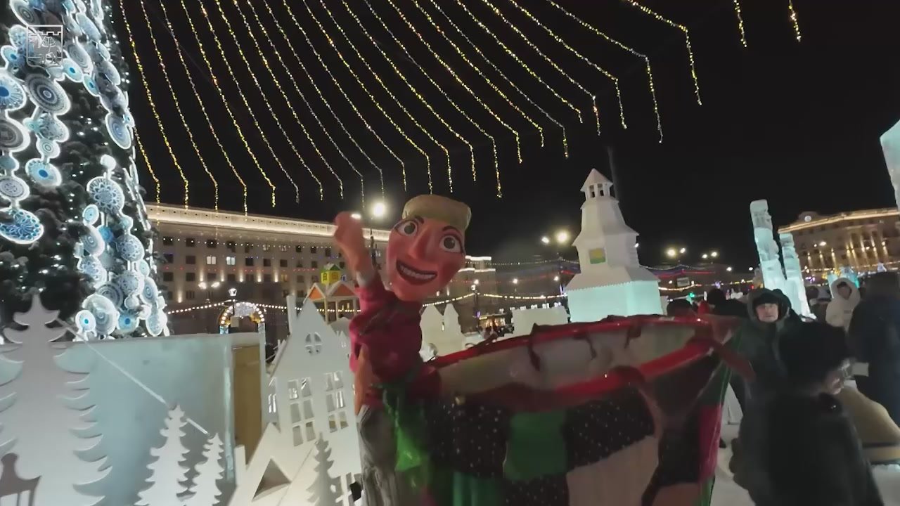 Давайте посмотрим атмосферное видео ледового городка на челябинской площади Революции!