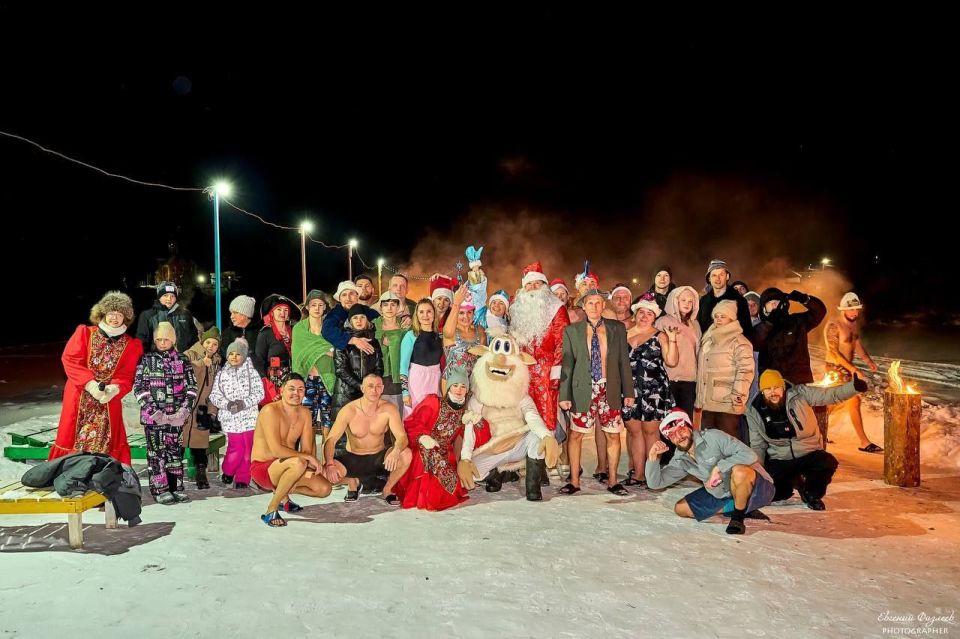 Новый год… в проруби. Южноуральске моржи устроили ночной заплыв в поселке Ленинск