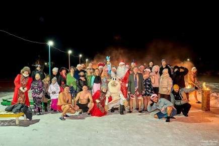 Новый год… в проруби. Южноуральске моржи устроили ночной заплыв в поселке Ленинск