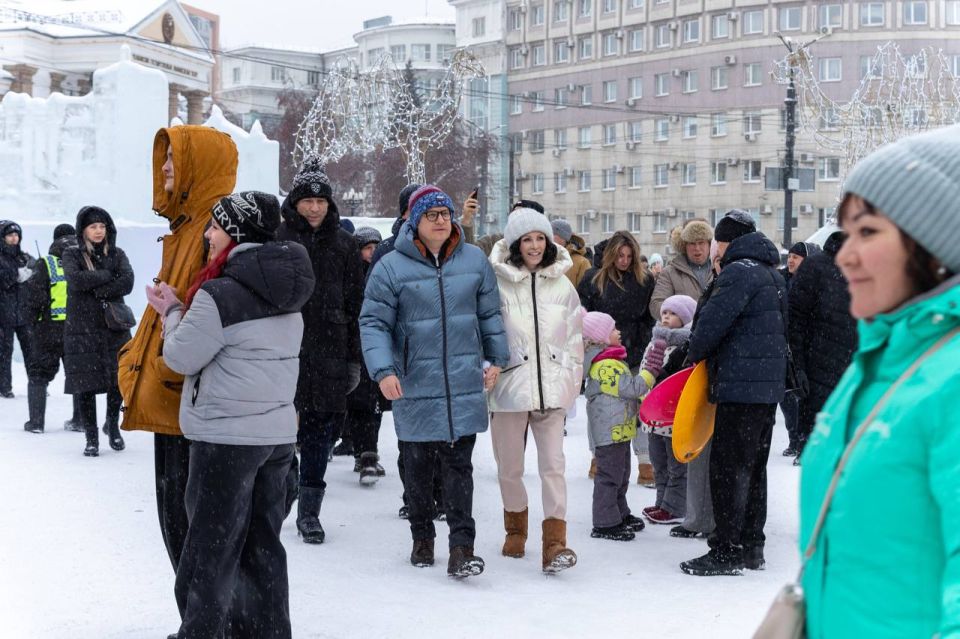 Губернатор Алексей Текслер и его супруга Ирина по традиции побывали в первый день нового года в главном ледовом городке Челябинска