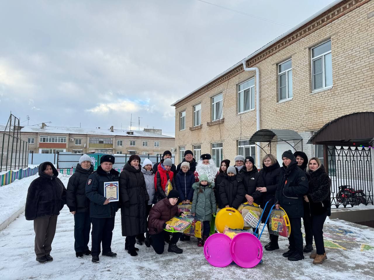 Полицейские Челябинской области поздравили детей в рамках всероссийской акции «Полицейский Дед Мороз»