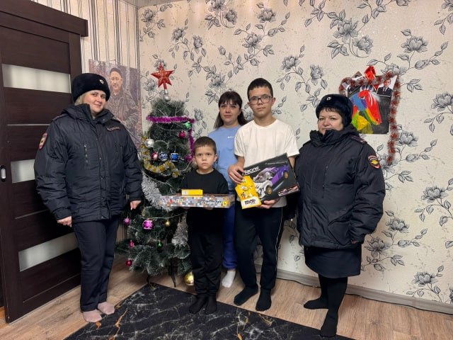 Полицейские Челябинской области поздравили детей в рамках всероссийской акции «Полицейский Дед Мороз» Полицейские Челябинской области поздравили детей в рамках всероссийской акции «Полицейский Дед Мороз»