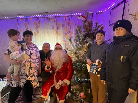 Полицейские Челябинской области поздравили детей в рамках всероссийской акции «Полицейский Дед Мороз» Полицейские Челябинской области поздравили детей в рамках всероссийской акции «Полицейский Дед Мороз»