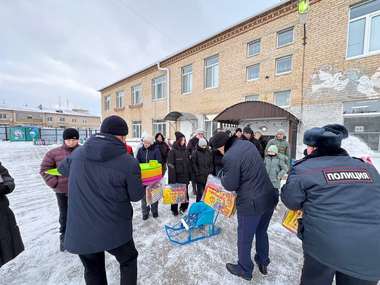 Полицейские Челябинской области поздравили детей в рамках всероссийской акции «Полицейский Дед Мороз» Полицейские Челябинской области поздравили детей в рамках всероссийской акции «Полицейский Дед Мороз»