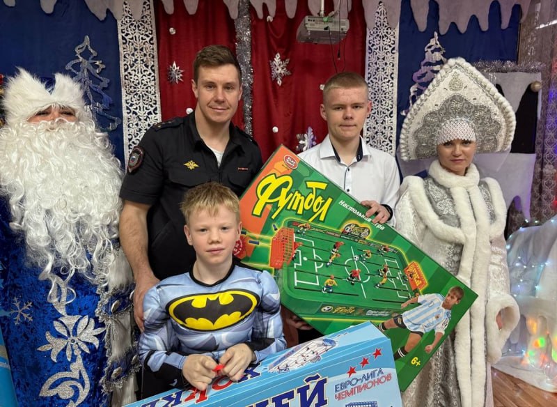 Полицейские Деды Морозы продолжают поздравлять детей Южного Урала Полицейские Деды Морозы продолжают поздравлять детей Южного Урала