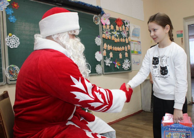 Полицейские Деды Морозы продолжают поздравлять детей Южного Урала Полицейские Деды Морозы продолжают поздравлять детей Южного Урала