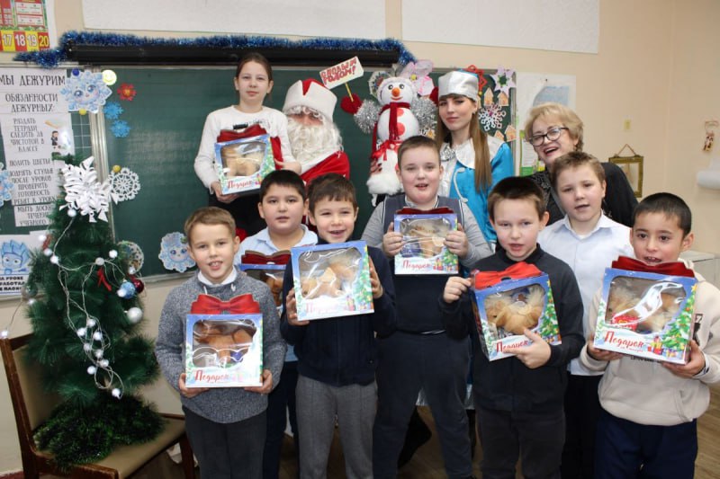 Полицейские Деды Морозы продолжают поздравлять детей Южного Урала Полицейские Деды Морозы продолжают поздравлять детей Южного Урала