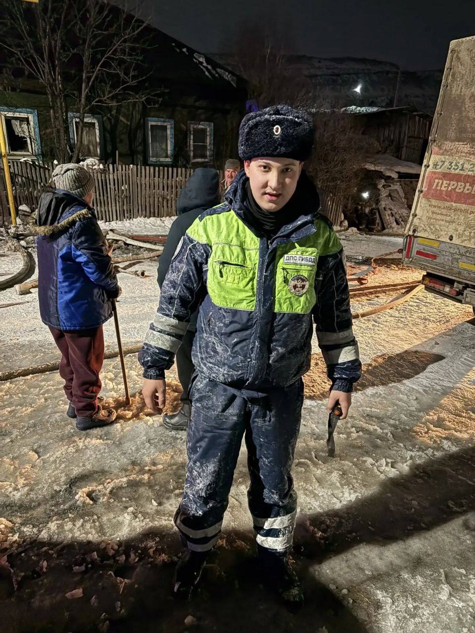 В канун Нового года: сотрудники Госавтоинспекции и пожарные спасли из огня домашнее животное в Сатке В канун Нового года: сотрудники Госавтоинспекции и пожарные спасли из огня домашнее животное в Сатке