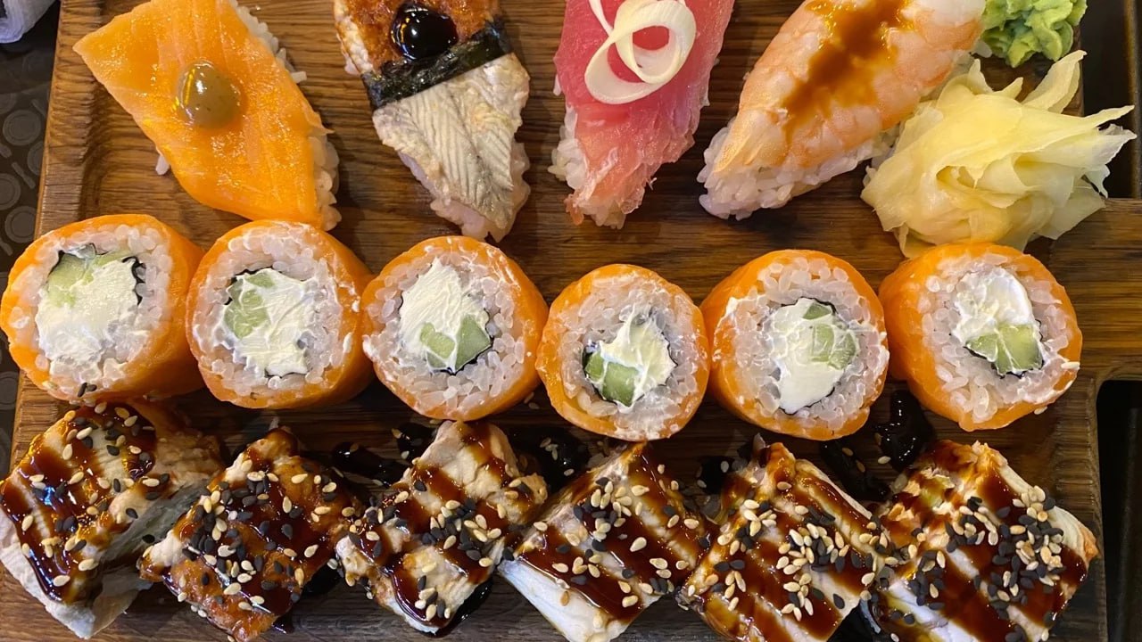 Жителей Челябинска предупредили о риске отравления суши и роллами