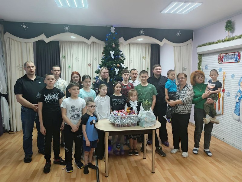 В Троицке полицейские поздравили детей из подшефных организаций с Новым годом