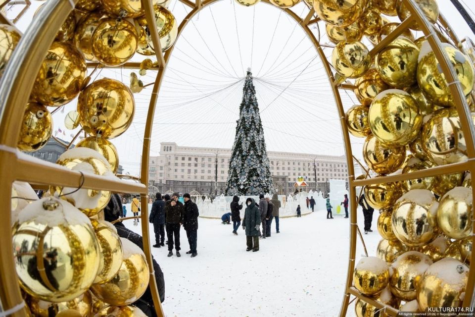 На ледовом городке в центре Челябинска работает Почта Деда Мороза