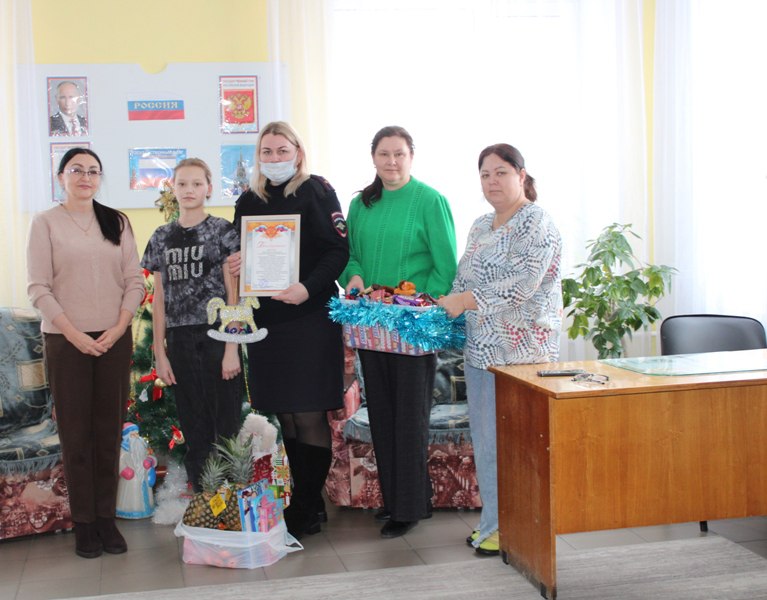 В Троицке полицейские поздравили детей из подшефных организаций с Новым годом В Троицке полицейские поздравили детей из подшефных организаций с Новым годом