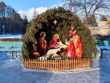 Смотрите, какие праздничные вертепы обустроили к храмах Снежинска!