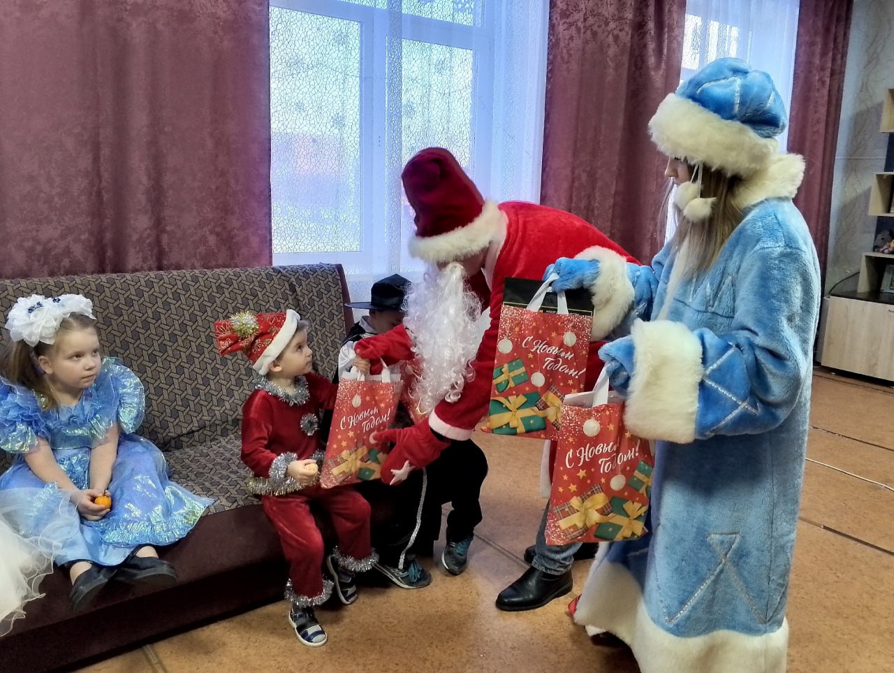 Праздничный десант стражей порядка продолжает охватывать города и районы Южного Урала Праздничный десант стражей порядка продолжает охватывать города и районы Южного Урала