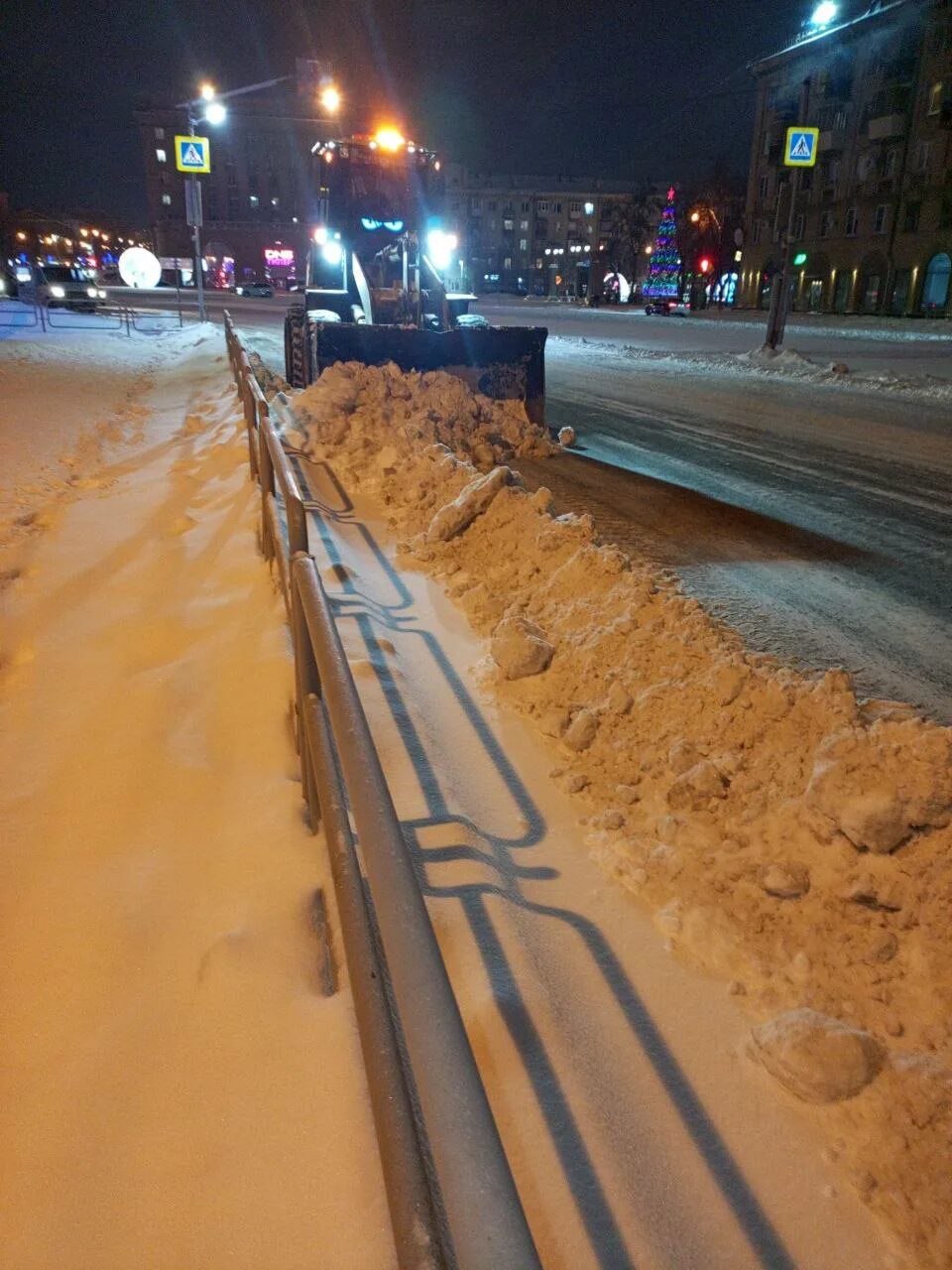 Дорожные службы в Магнитогорске работают в усиленном режиме из-за аномальных снегопадов