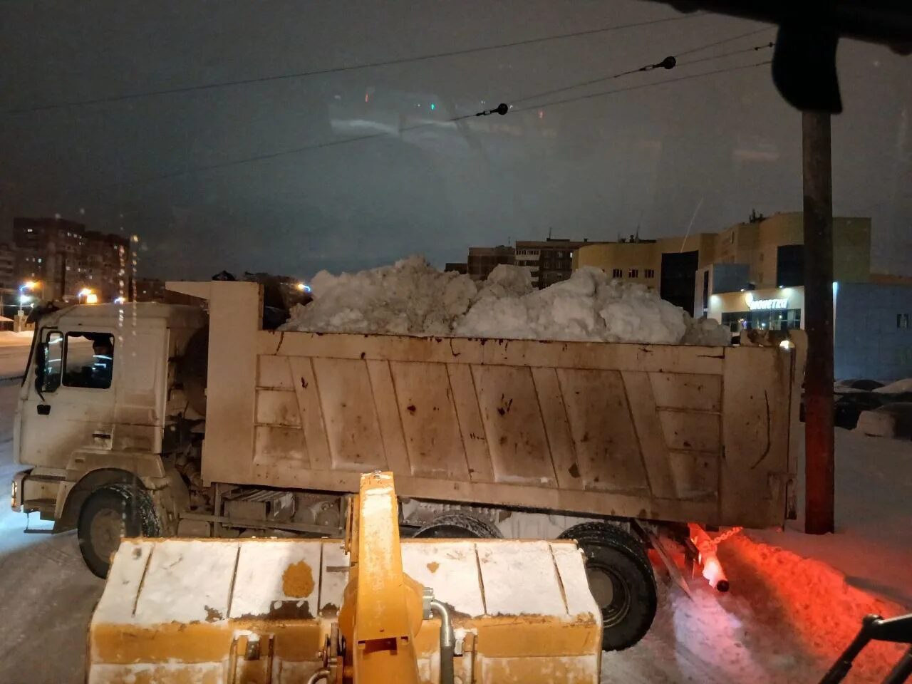Дорожные службы в Магнитогорске работают в усиленном режиме из-за аномальных снегопадов Дорожные службы в Магнитогорске работают в усиленном режиме из-за аномальных снегопадов