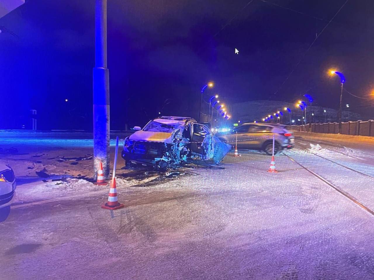 12 часов в реанимации: в Магнитогорске машина разбилась о столб, водителя спасти не удалось