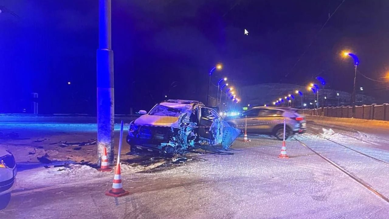 Водитель кроссовера в Магнитогорске врезался в столб и погиб