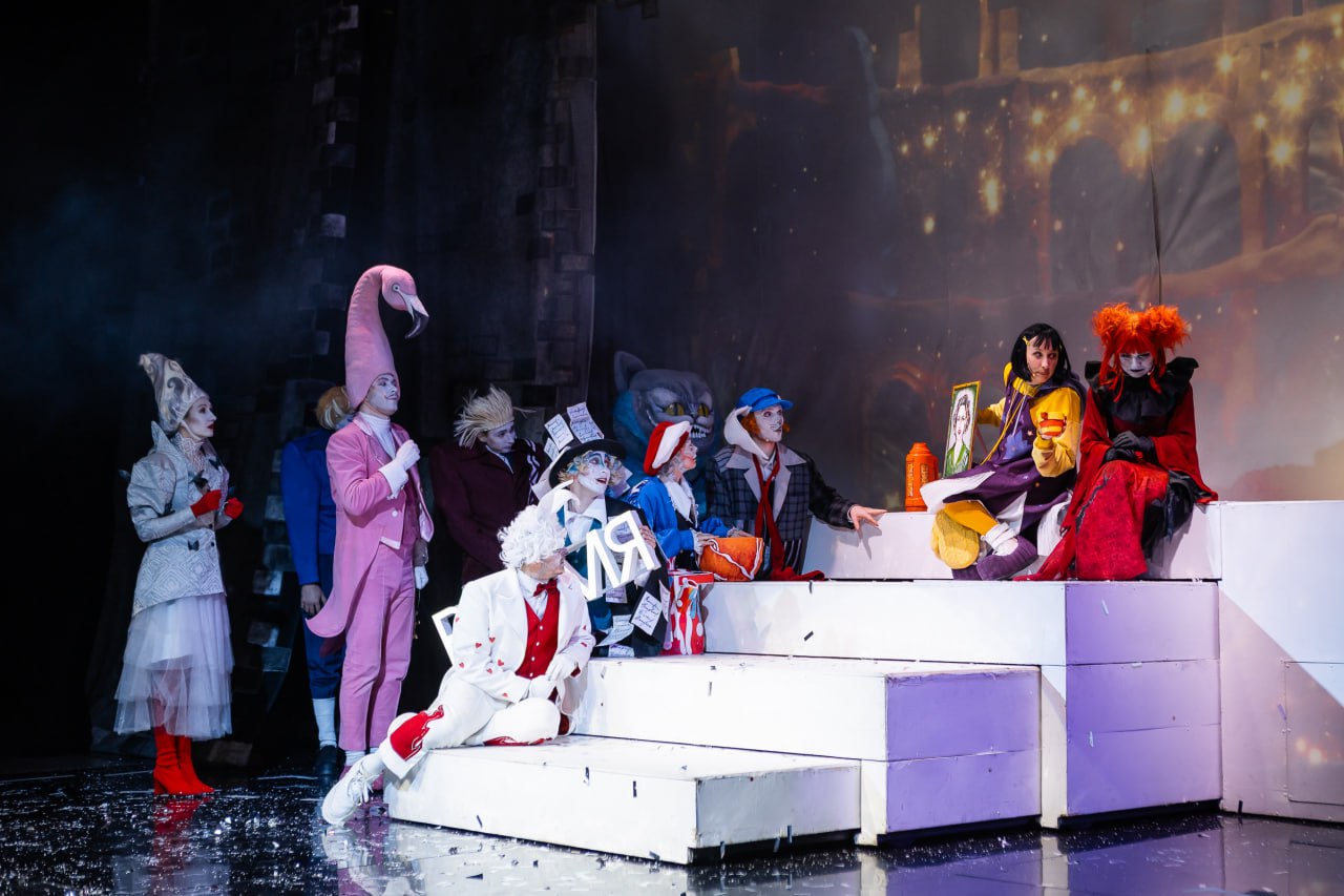 Алиса, Дед Мороз и 1200 счастливых детей! В Челябинске прошли рождественские елки Алиса, Дед Мороз и 1200 счастливых детей! В Челябинске прошли рождественские елки