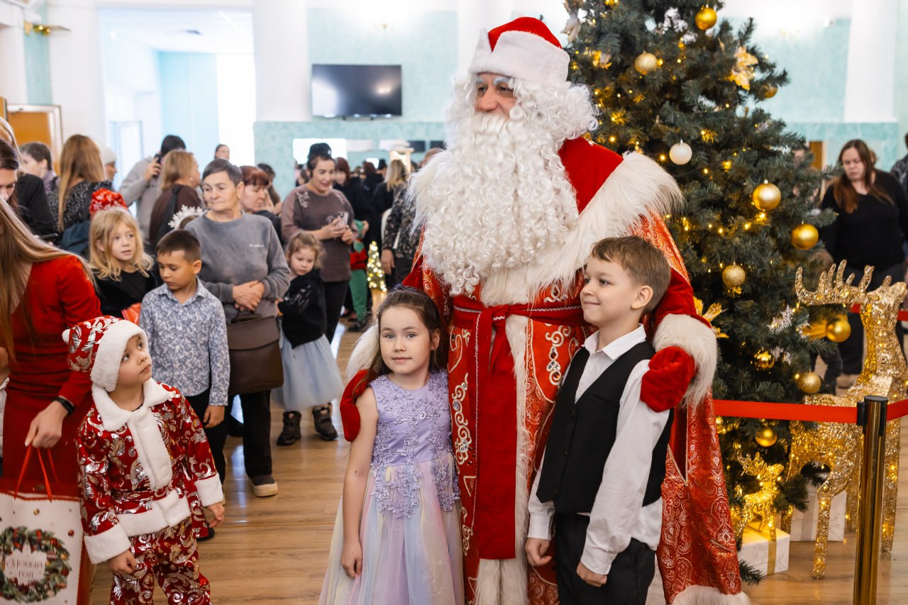 Алиса, Дед Мороз и 1200 счастливых детей! В Челябинске прошли рождественские елки Алиса, Дед Мороз и 1200 счастливых детей! В Челябинске прошли рождественские елки