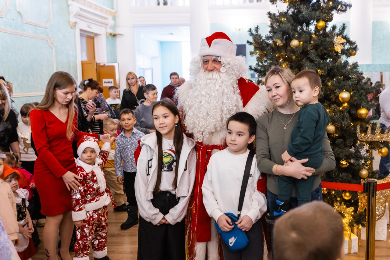 Алиса, Дед Мороз и 1200 счастливых детей! В Челябинске прошли рождественские елки Алиса, Дед Мороз и 1200 счастливых детей! В Челябинске прошли рождественские елки