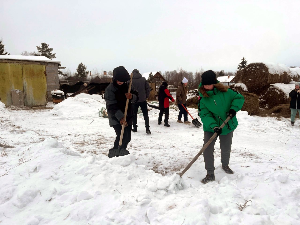 Юные волонтеры из Челябинской области в каникулы очищают поселки от снега