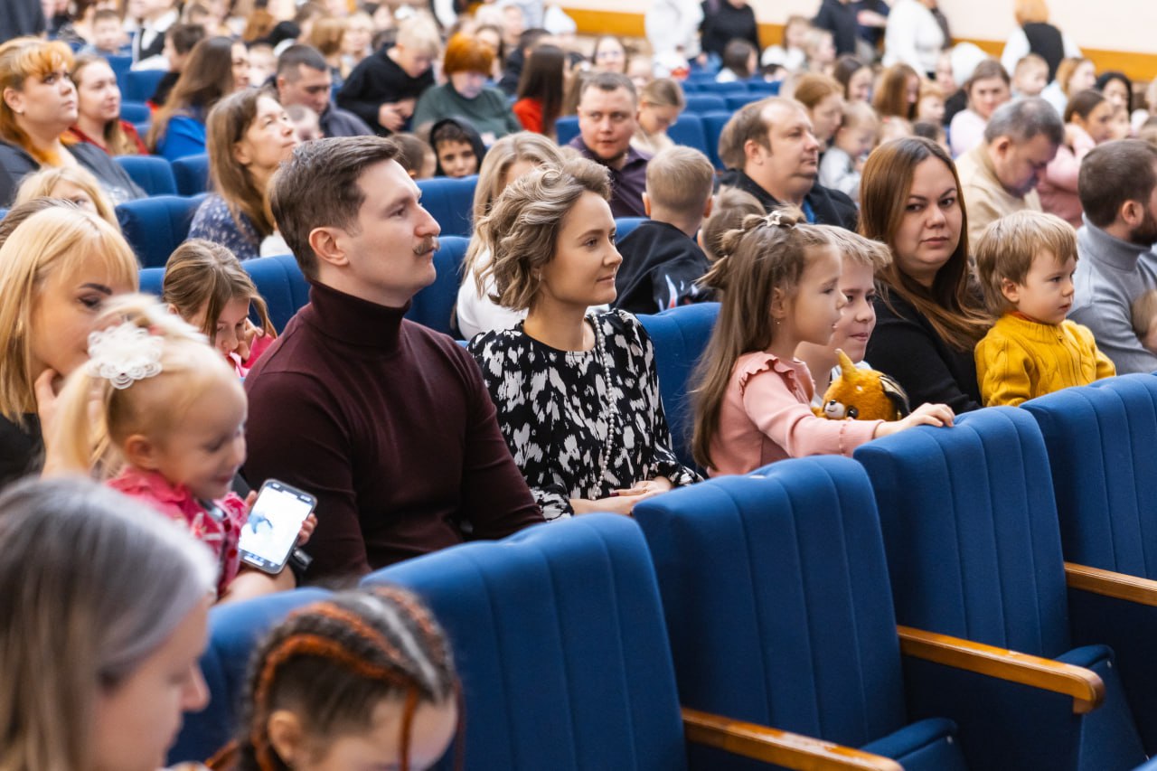 Алиса, Дед Мороз и 1200 счастливых детей! В Челябинске прошли рождественские елки Алиса, Дед Мороз и 1200 счастливых детей! В Челябинске прошли рождественские елки