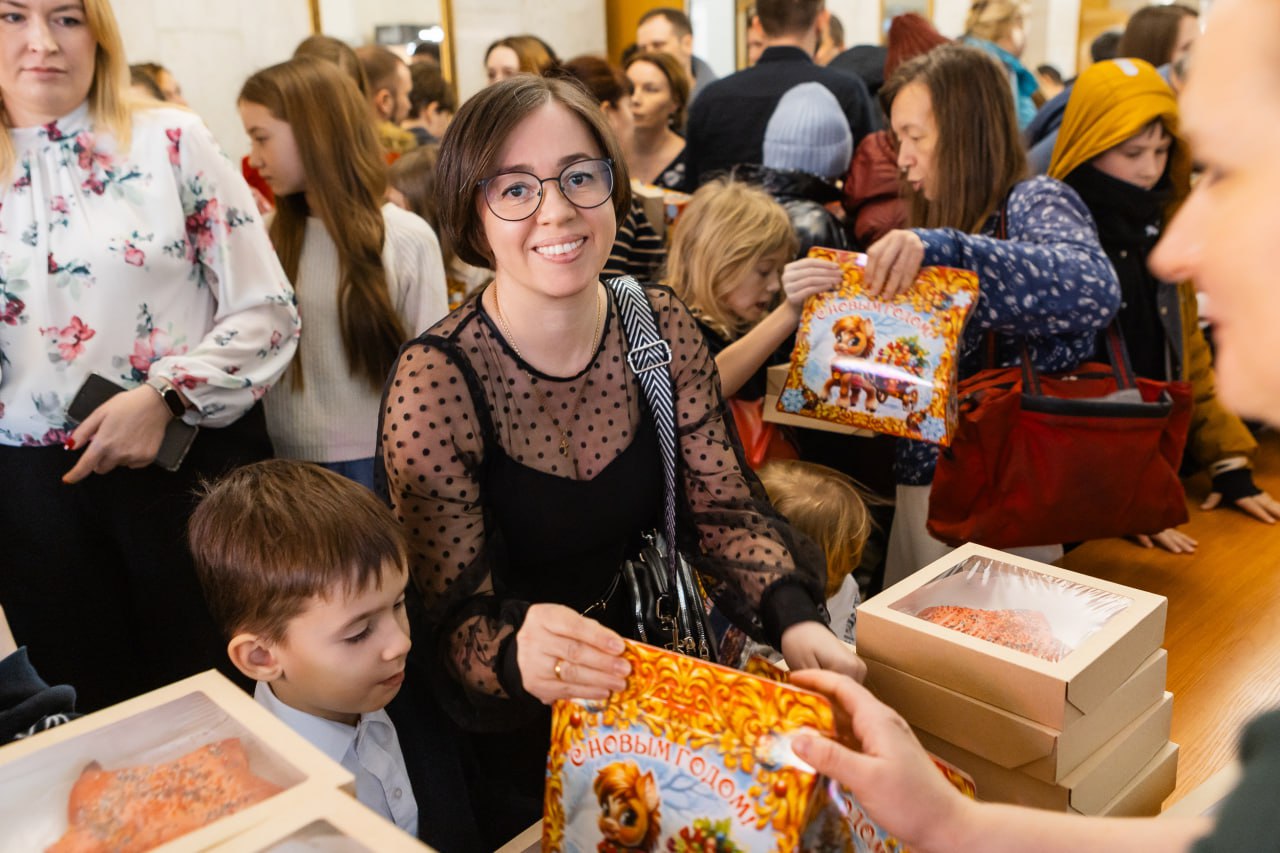 Алиса, Дед Мороз и 1200 счастливых детей! В Челябинске прошли рождественские елки Алиса, Дед Мороз и 1200 счастливых детей! В Челябинске прошли рождественские елки