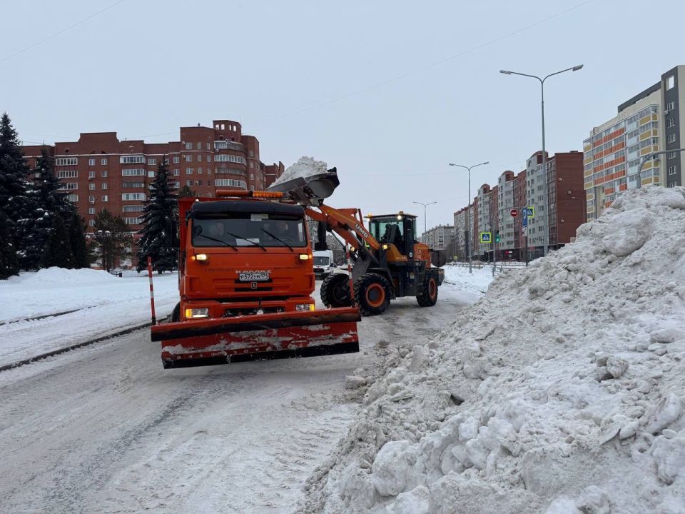 Снегоуборочная техника Копейска устраняет последствия снегопада