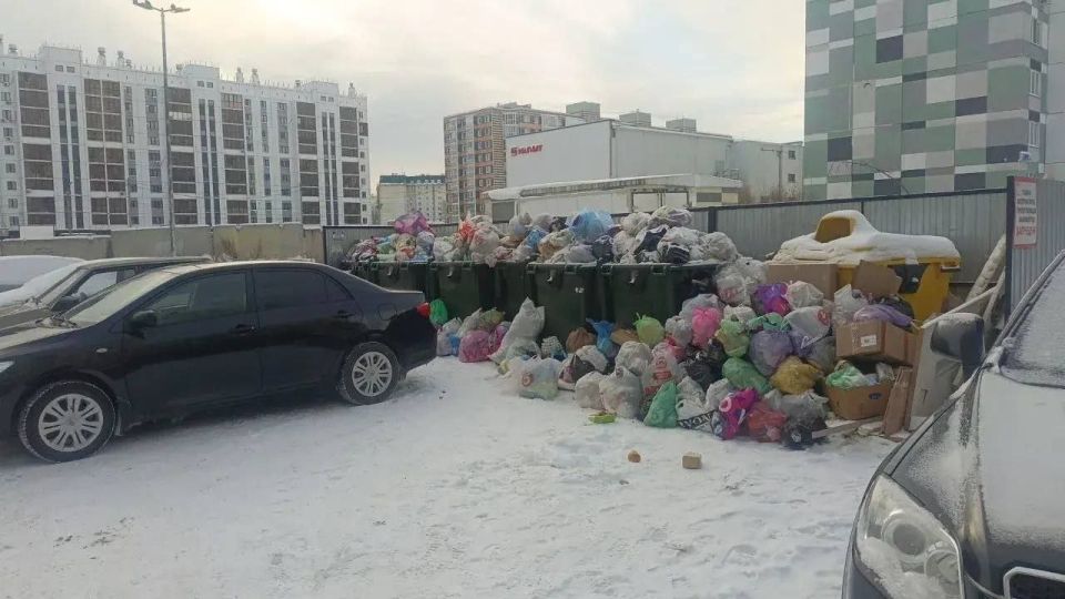 Большая часть новогодних каникул позади, а проблема с парковками около мусорных контейнеров осталась